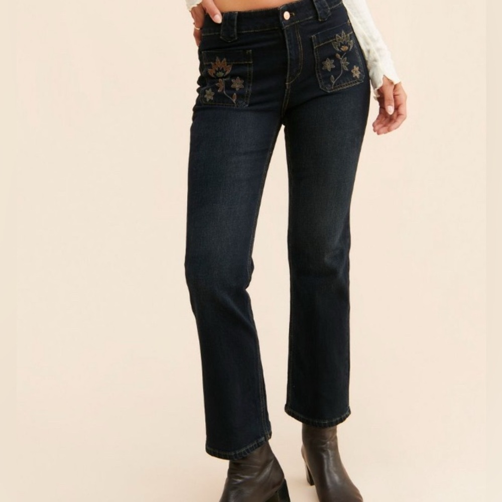 Pilcro Yaya Crop Flare
Embroidered Jeans size 27